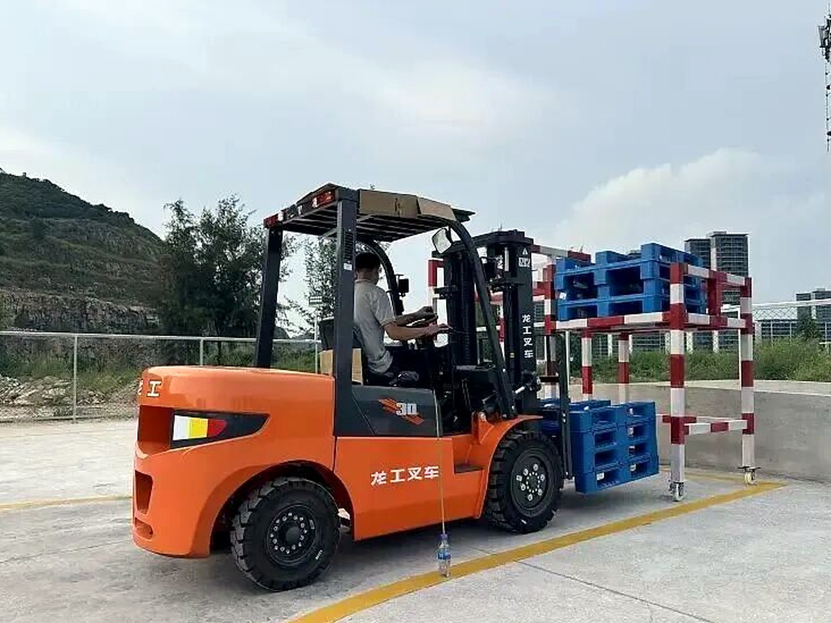 珠海雅图斗门训练场N1叉车司机实车操作训练